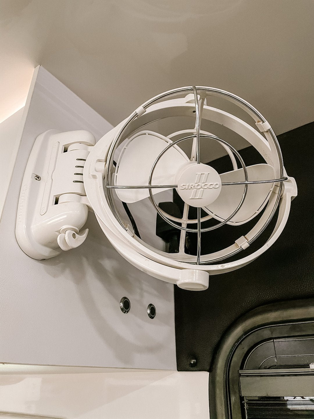 Caframo Limited 7010cawbx Fan||7010cawbx_Lifestyle_Sirocco Ii_5.Jpg||93||c4p7010cawbx||1714501