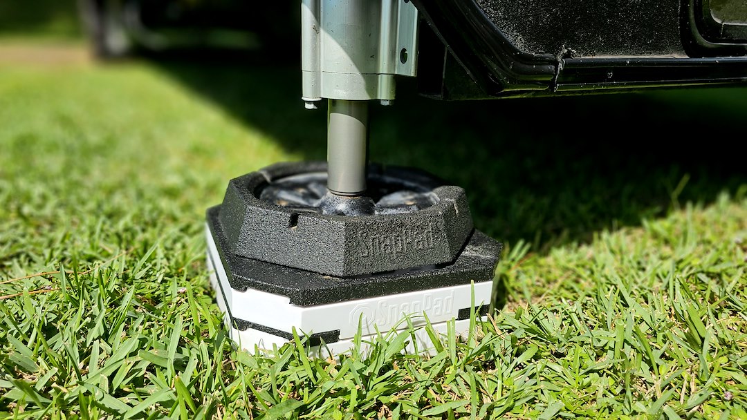 Snappad Stk2-White Trailer Stabilizer Jack Stand Pad||5thwheelcloseupwithsnappad.Jpg||86||sntk2white||1745393