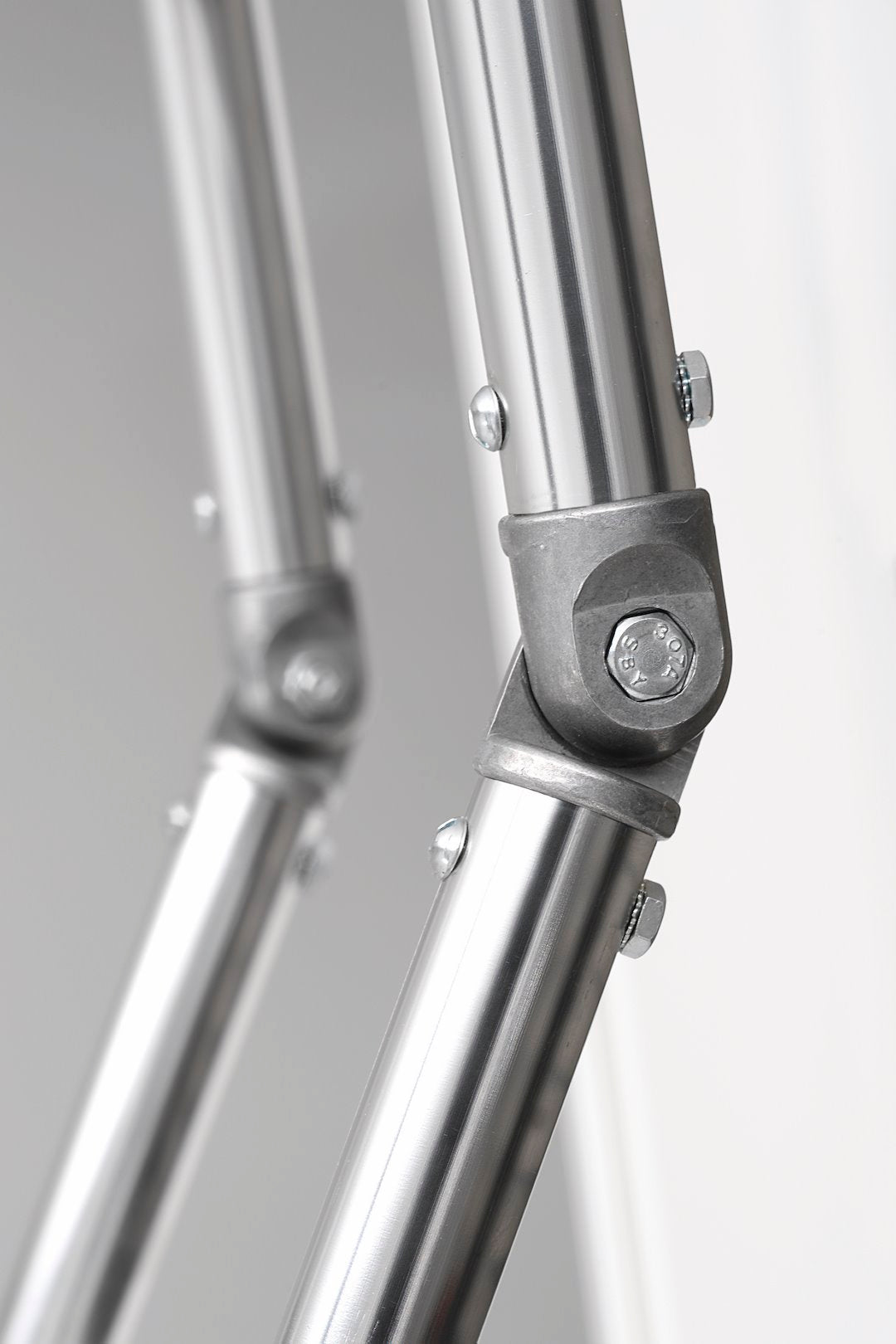 Surco Products 501l Rv Ladder||ladder Hinge Close Up Bent.Jpg||88||s50501l||1763548