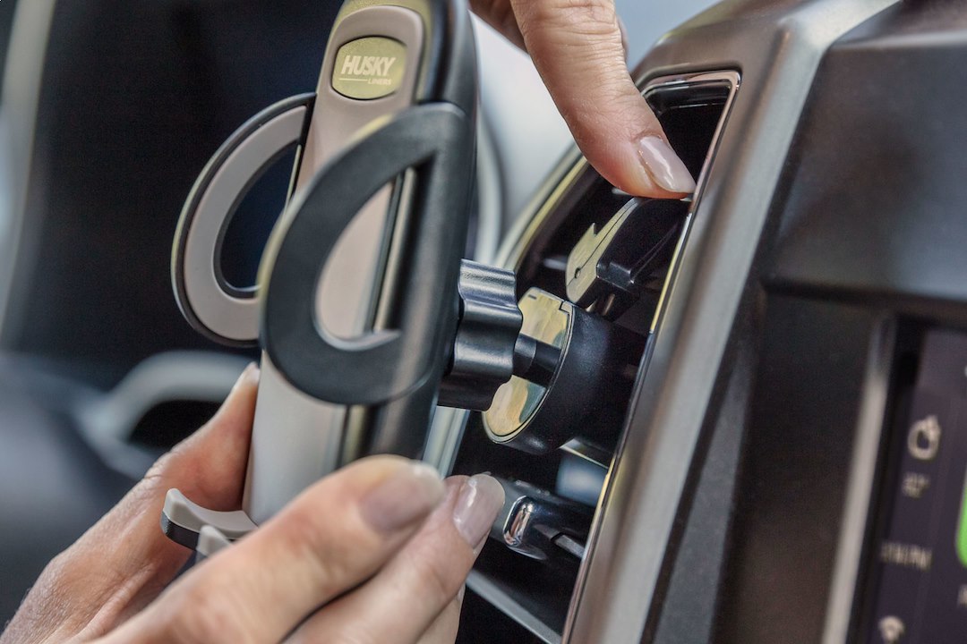 Husky Liner 87000 Cell Phone Mount||husky_Phone_Holder_Attaches-To-Vents_P02.Jpg||87||h2187000||1535609