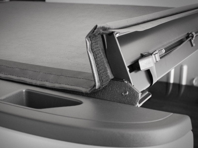 Weathertech (Usa) 8rc5356 Tonneau Cover||2000x1500_0416_Chevy_Silverado16_Bed_Cover_Det_3_Original File.Jpg||87||w248rc5356||1680768