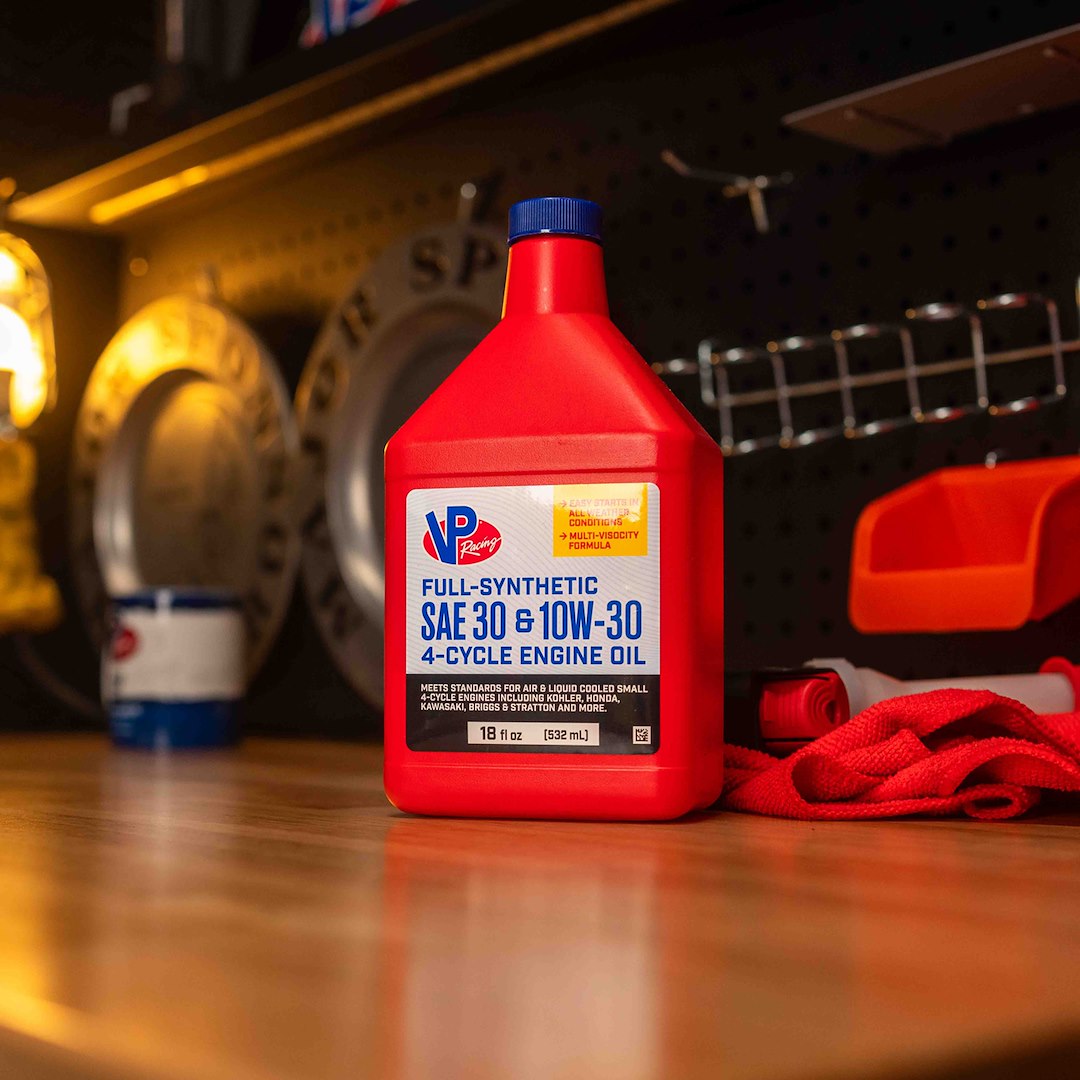 Vp Racing 2927 Oil||pn2927_4-Cycle_Lifestyle_Alt1.Jpg||86||v452927||1837820