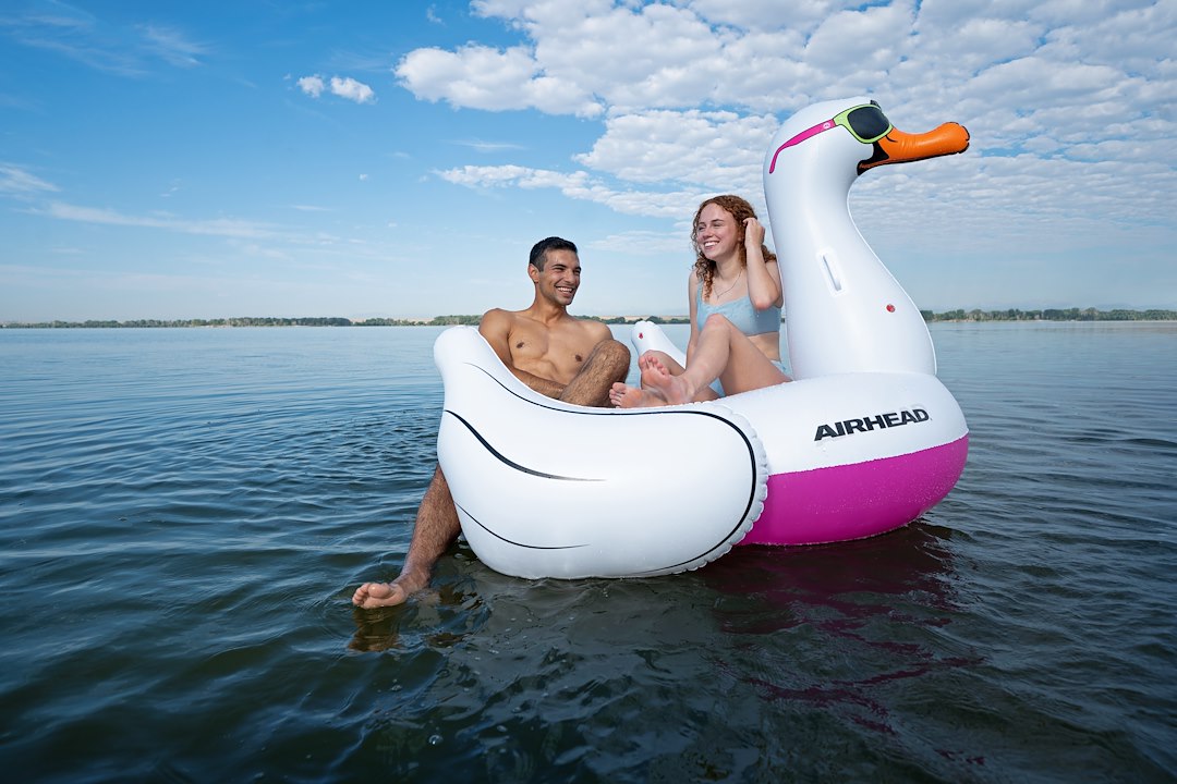 Airhead Ahpf-3018 Float Tube||ahpf-3018_Cool Swan_Action-3.Jpg||90||a4mahpf3018||847919