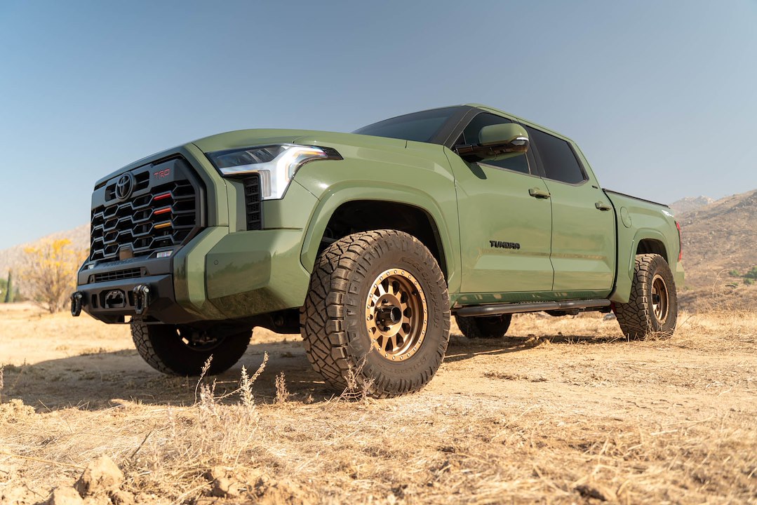 Dv8 Offroad Srtt2-01 Nerf Bar||2022_Toyota-Tundra-Crew-Max-Oe-Plus-Side-Ste-Installed-4.Jpg||92||dv8srtt201||1687544