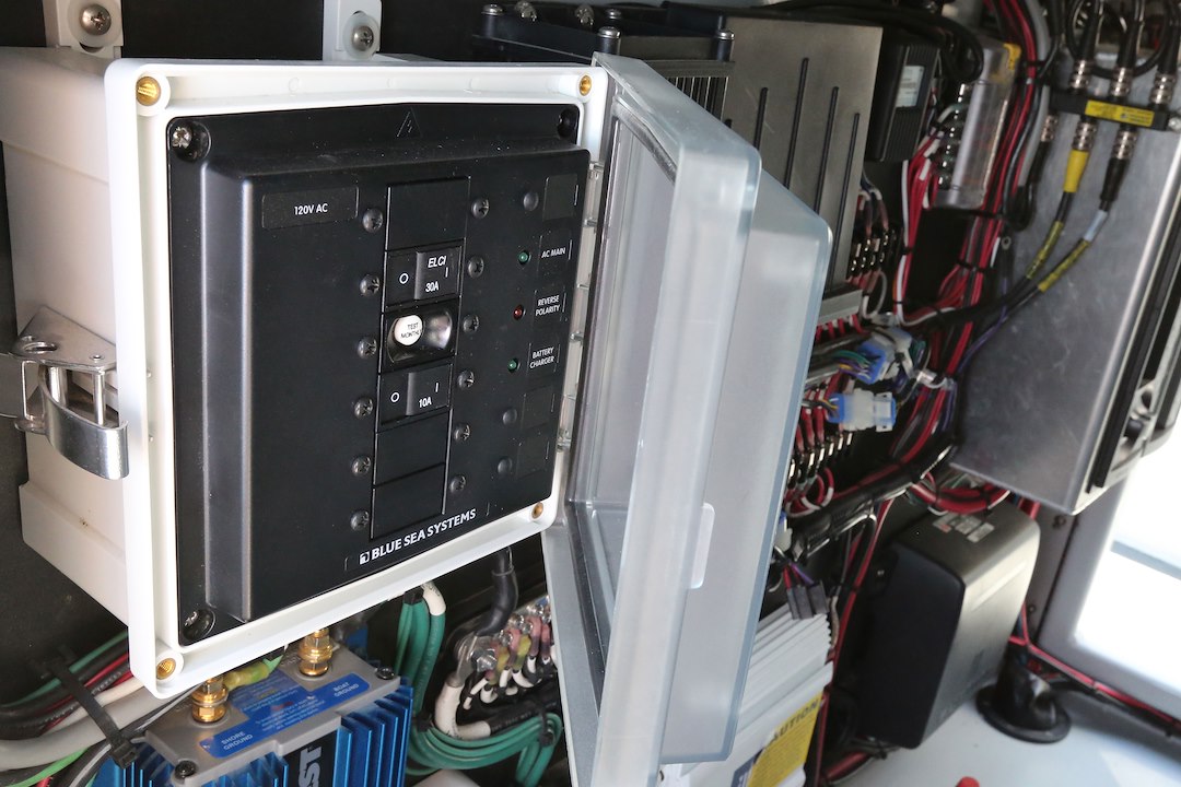 Blue Sea 3116-Bss Power Distribution Box Cover||||86||b6z3116bss||2006379