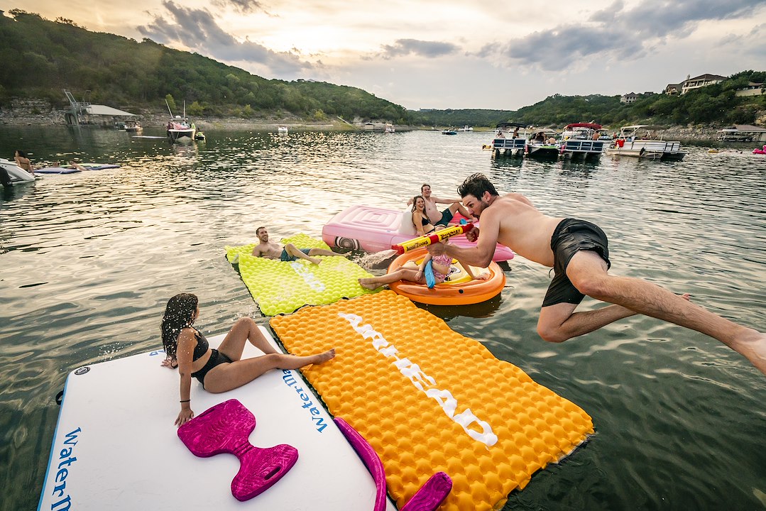 Airhead Ahpf-067 Float Tube||airhead_Lifestyle_Austin_21_ Pool Lake River -17.Jpg||95||a4mahpf067||1032263