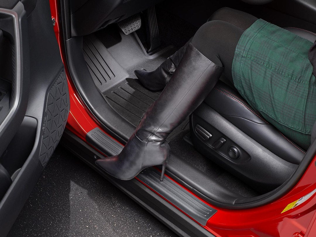 Weathertech (Usa) St024k1 Door Sill Protector||mkt_20231215_Sj_Toyo_Rav4_23_Sillprotector_Stiletto_Boots_0013_Original File.Jpg||85||w24st024k1||1742129