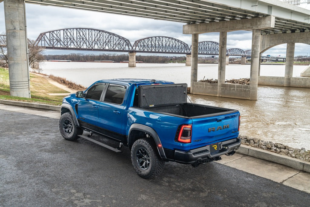 Undercover Ux32011 Tonneau Cover||uc_Ultraflex_2022_Hydro_Blue_Ram_1500_Lifestyle_Trx_0722_08_Rt.Jpg||95||u19ux32011||1529133