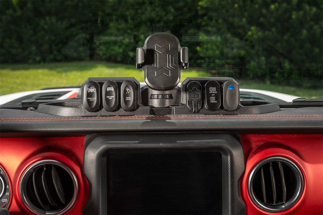 Rugged Ridge 13551.39 Cell Phone Mount||13551_39_Lifestyle07.Jpg||93||o311355139||1569289