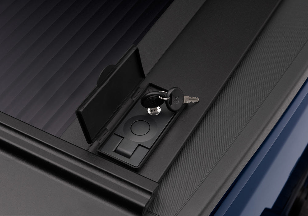 Retrax 60461 Tonneau Cover||rx_Onemx_Chevy-Silverado_Blue_Details_03keylock.Jpg||88||rtx60461||861774
