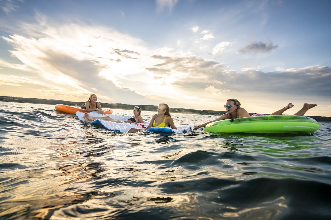 Airhead Ahpf-067 Float Tube||airhead_Lifestyle_Austin_21_ Pool Lake River -26.Jpg||95||a4mahpf067||1350415