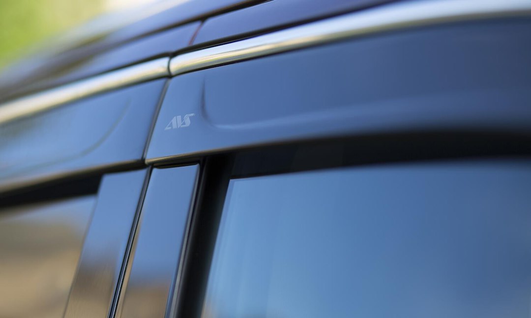 Auto Ventshade (Avs) 794020 Rainguard||avs_Lowprofile_Chrometrim_4pc_Closeup.Jpg||87||v15794020||1762703