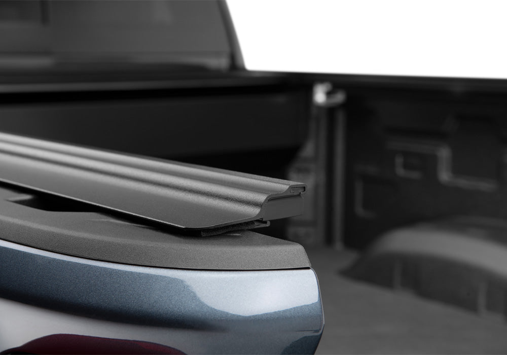 Retrax 60484 Tonneau Cover||rx_Onemx_20chevy-2500_Details01_Rail.Jpg||94||rtx60484||1026836