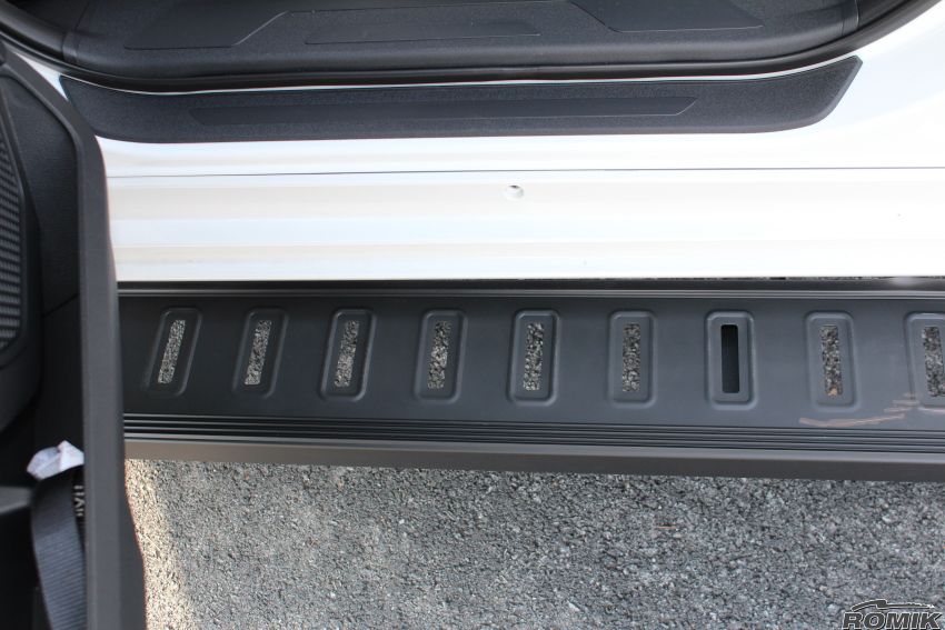 Product of Romik USA 81728419 ROF Series Running Board 