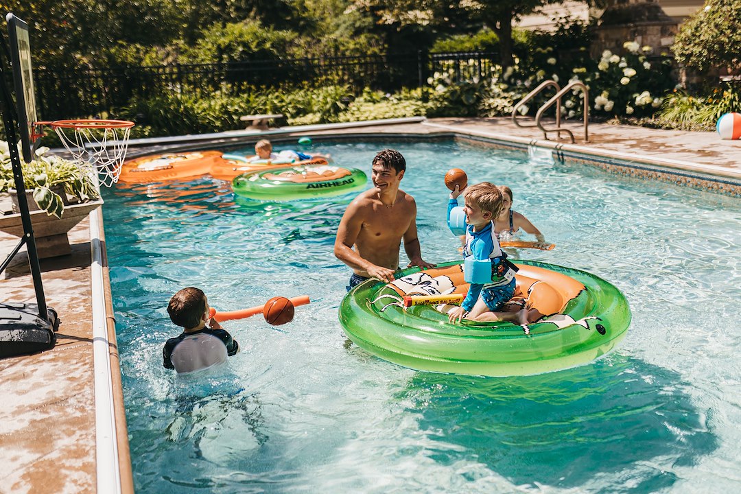 Airhead Ahpf-067 Float Tube||airhead_Lifestyle_Wisconsin_21e_Pool Lake River -19.Jpg||95||a4mahpf067||857355