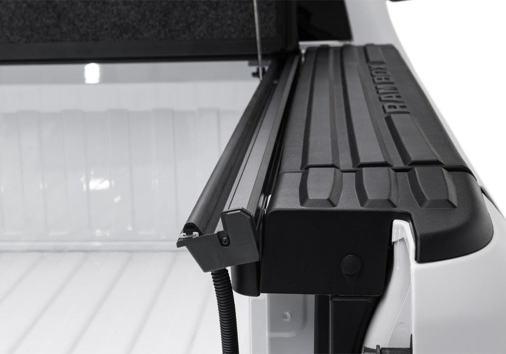 Undercover Ux32011 Tonneau Cover||uc_Ultraflex_19rambox_Details_04rail.Jpg||89||u19ux32011||871928
